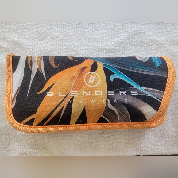 Blenders Sunglasses with Sleeve | Style Tiger Bourbon - Picture 3 of 10